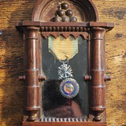 M&eacute;daille Militaire 1870 + vitrine bois / verre d'&eacute;poque