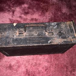 Rare boite a munition 24/29 pour la caisse du side car Rene Gillet .