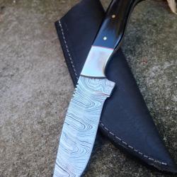 Bowie Couteau de Chasse Damas Lame 256 Couches Manche Corne Fabr Artisanale Etui Simili Cuir