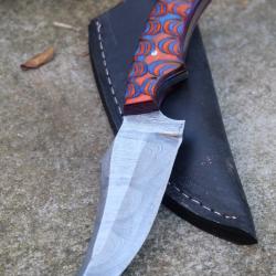 Couteau Skinner Damas Lame Upswept Acier 256 Couches Manche Blue/Red Etui Cuir Fabricat Artisanale