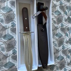 Bonjour je vend une dague toute neuve jamais servis