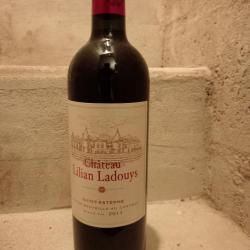 Superbe bouteille de vin de St Estèphe cru bourgeois du château Lilian Ladouys 2011