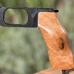 Poignée AR 15 ergonomique en noyer sculpté