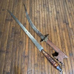 LOT 1 GRAND POIGNARD ET 1 PETIT SABRE ORIENTAL