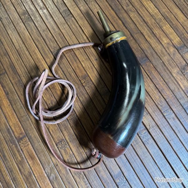 BELLE POIRE A POUDRE EN CORNE DE BUFFLE ET BOIS EXOTIQUE VERS 1800