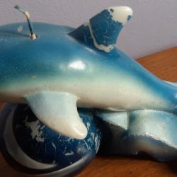 Plusieurs dauphins en résine