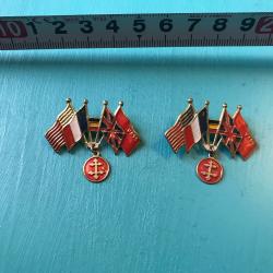 deux insignes comm&eacute;moratifs alli&eacute;s de l'apr&egrave;s-guerre: 4 drapeaux Alli&eacute;s + m&eacute;daille Croix de Lorraine