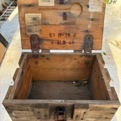 Caisse en bois, serrure en fer.pour  munitions de cal. 7,5mm.