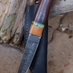 Puukko XXL Couteau Damas Lame 256 Couches Lame Drop Point Manche Bois Rose Fabric Artisan Etui Cuir