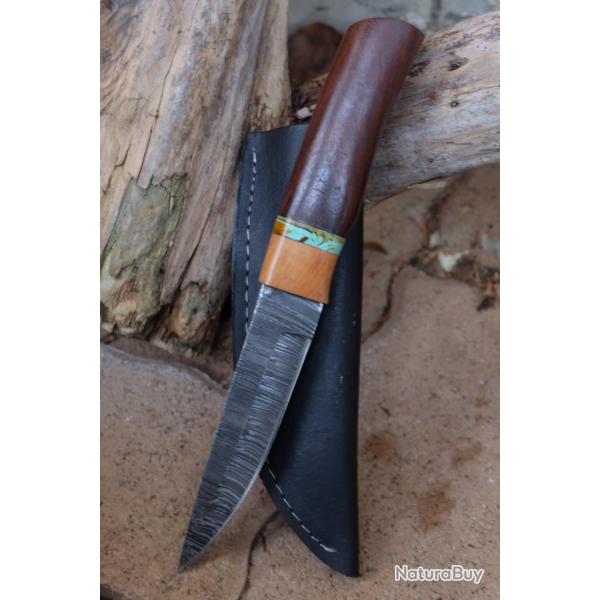 Puukko XXL Couteau Damas Lame 256 Couches Lame Drop Point Manche Bois Rose Fabric Artisan Etui Cuir