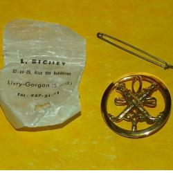 Insigne de béret, Service des Affaires Algériennes, (13/Pl.8) doré,rondache aux 2 koumias brochant s