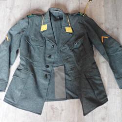 Veste d'uniforme suisse avec galon, sifflets, passants.