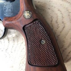 Pour S&W K square butt, belles plaquettes.