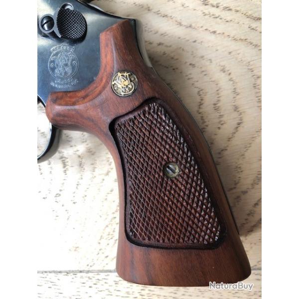 Pour S&W K square butt, belles plaquettes.