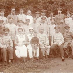 CPA -Photo -  UN GROUPE SOLDATS ET INFIRMI&Egrave;RES Allemands - N&deg;4272