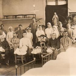CPA -Photo - UN GROUPE SOLDATS ET INFIRMI&Egrave;RES Allemands  - N&deg;4289