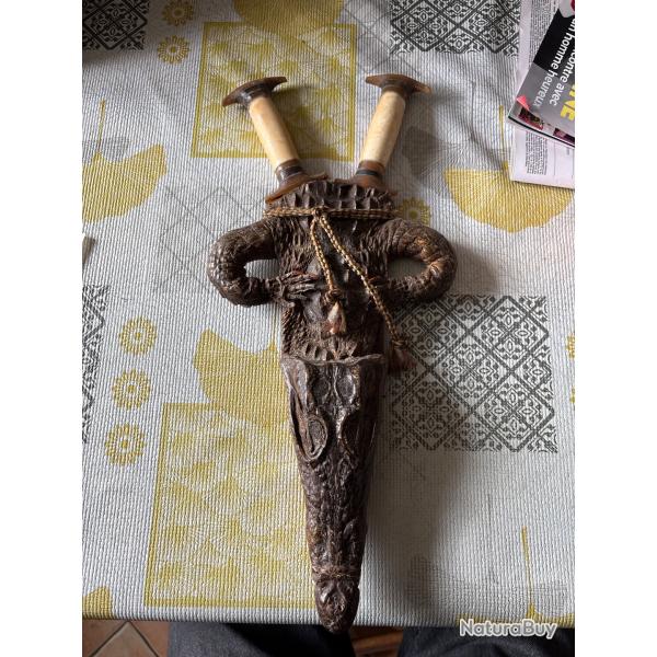 Couteau avec fourreau crocodile.