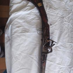 Fusil moukalas 110cm.pas fonctionnel m&ecirc;me si le chien bouge. (Pour d&eacute;coration)