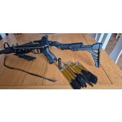 Arbalète alligator noire Man Kung 80 Lbs avec crosse avec 26 traits et cire