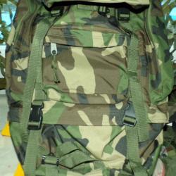 SAC A DOS CAMOUFLE GENRE MILITAIRE , UNE POCHE SUR LE DEVANT ET DEUX SUR LES COTES  , DIMENSION LONG