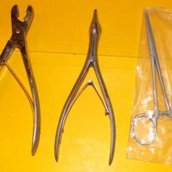 SERVICE DE SANTE : OUTIL MEDICAL LOT DE 3 PINCES POUR OPERATION ,BON ETAT  VOIR PHOTOS. POUR TOUT RE