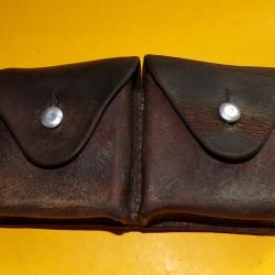 ARMEE SUISSE : ETUI EN CUIR A DEUX POCHETTES EN CUIR DE L'ARMEE SUISSE, DATE 1951  , FABRICANT DANS