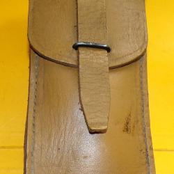 POCHETTE EN CUIR POUR OUTIL NETTOYAGE POUR MAT 49 FRANCAISE ,BON  ETAT VOIR PHOTOS . POUR TOUT RENSE