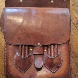 Ancienne saccoche/porte-cartes militaire (Indochine?), bel état, superbe patine du cuir