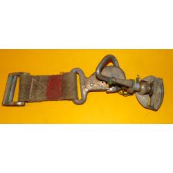 SYSTEME DE LARGUAGE DE LA GAINE D'ARME POUR PARACHUTISTE QUI PERMET DE DECROCHER LA GAINE D'ARME AVA