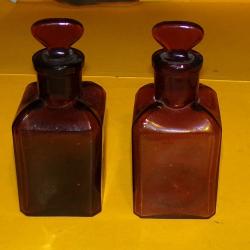 SERVICE DE SANTE : LOT DE 2 FLACONS EN VERRE DE CONTENANCE 12,5 CL  , BON ETAT VOIR PHOTOS . POUR TO