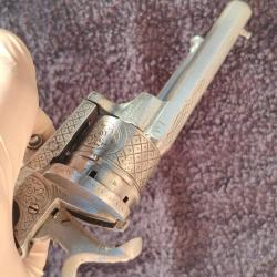 Revolver à broche, ciselé quadrillé, écusson LEPAGE, calibre 7 mm