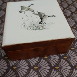 Boite ancienne en bois recouvert de cuir