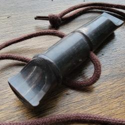 SIFFLET EN CORNE NOIRE