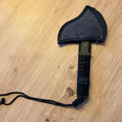 Hache &agrave; lancer - Kombat TacticalHache &agrave; lancer de Combat tactique.
