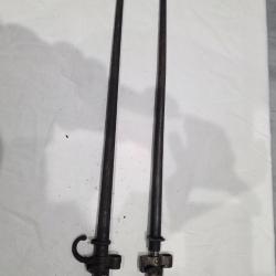 Lot de 2 baïonnettes françaises à lame cruciforme - avec fourreaux - fin XIXe / début XXe