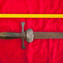 Dague de vénerie XIX e , 35 cm, poignée corne. Lame 19,5 cm double pans creux.