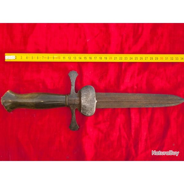 Dague de vnerie XIX e , 35 cm, poigne corne. Lame 19,5 cm double pans creux.