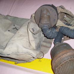 ANCIEN MASQUE A GAZ FRANCAIS avec sa sacoche en TOILE  1940/1945