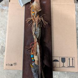 Tomahawk décoratif style amérindien - état neuf - avec support mural