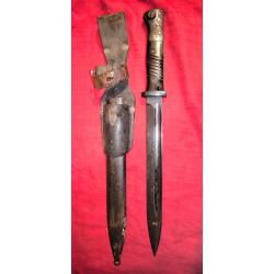 Ba&iuml;onnette 98k 1939 homog&egrave;ne mono num&eacute;ro + porte fourreau cuir noir. Plaquettes bak&eacute;lite