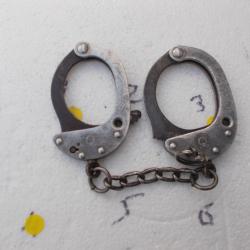 paire de menottes gendarmerie avec sa clé,obsolète,bon état