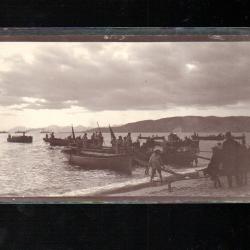 matelots en manoeuvres sur doris , embarquement photo