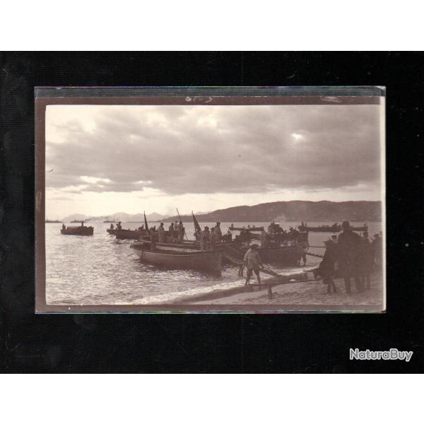 matelots en manoeuvres sur doris , embarquement photo