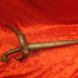 kris, ou keris, lame flamboyante est considéré comme ayant des pouvoirs magiques.