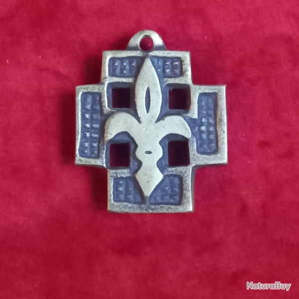RARE  ancien insigne / pendentif scout de France