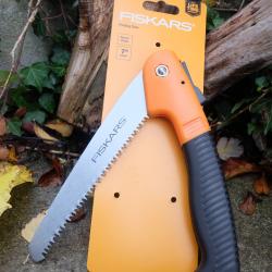 Couteau Scie Pliante Fiskars Lame Acier Trempé Manche Softgrip Noir/Orange Mécanisme de Verrouillage