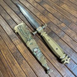 JOLIE DAGUE ROMANTIQUE DE DÉFENSE EN BRONZE ORNÉ DE MOTIFS ET D'UNE CROIX CHRÉTIENNE XlX ÉME SIÈCLE