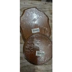 deux écussons en chêne