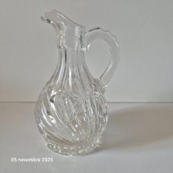 pichet à huile ou vinaigre en verre épais , année 70-80