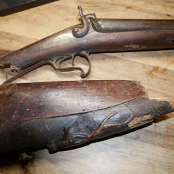 Epave de fusil à percussion à platine arrière, crosse cassée et ensemble vernis
